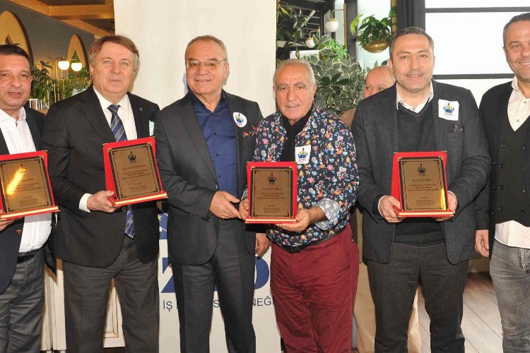 İzmir İş Dünyası'ndan gazetecilere teşekkür plaketi 