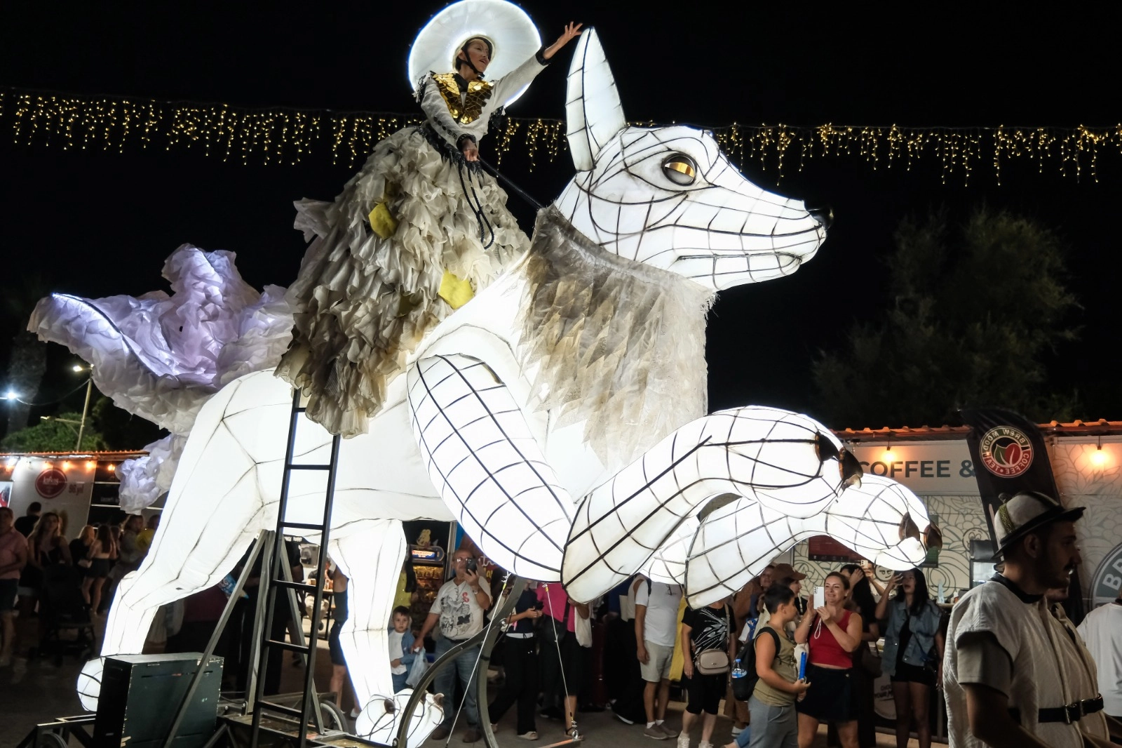 İzmir Fuarı’nda masalsı gösteri! “Beyaz Tilki” büyüledi