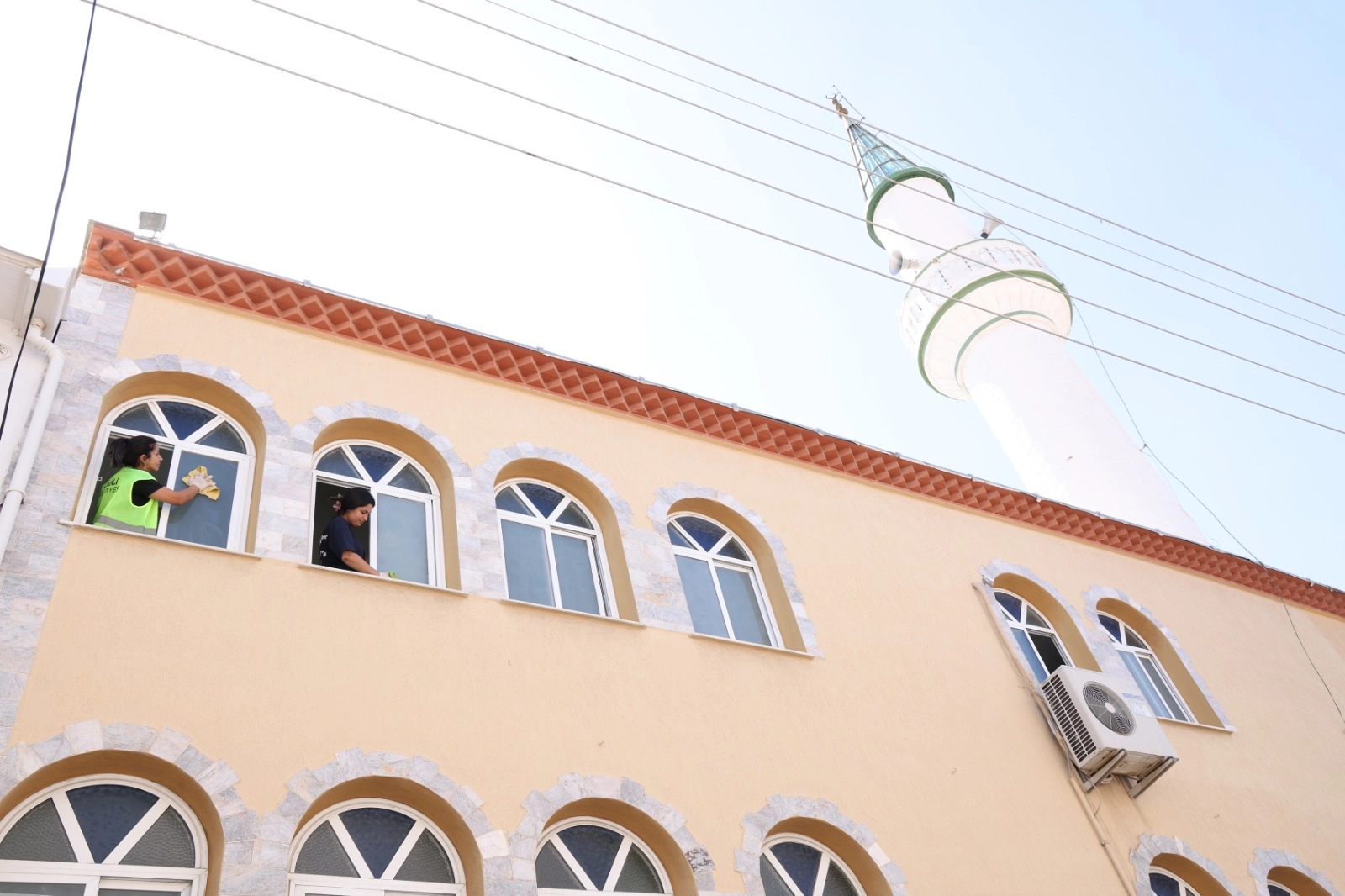 İzmir Çiğli’de camilerde bayram temizliği