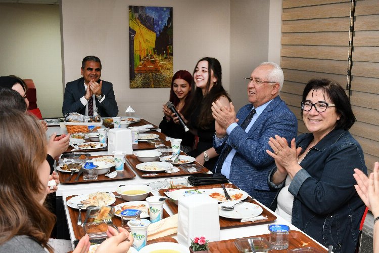 İzmir Karabağlar'da kız yurdunda iftar 