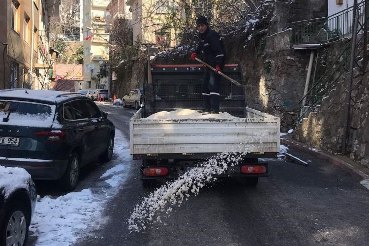 İzmit Belediyesi karla mücadelede, tuzlama çalışmalarını aralıksız sürdürüyor