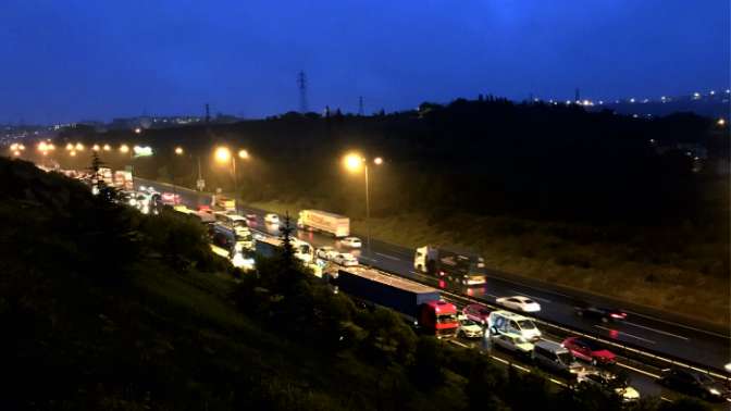 TIR devrildi Anadolu Otoyolu trafiğe kapandı