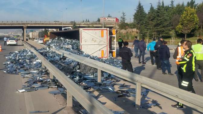 TIR devrildi,levhalar yola saçıldı