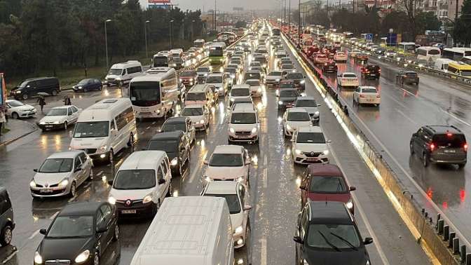 TIR üst geçide sıkışıştı,trafiği uzun süre aksattı