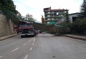 TIR üst geçidi yıktı geçti