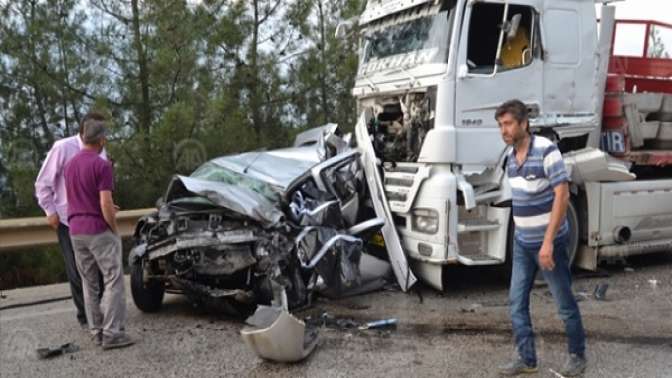 Tırların arasında kalan otomobildeki sürücü yaşamını yitirdi