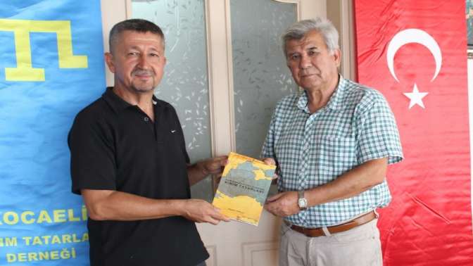 Toplu, Rıdvan Şükür’e Kırım Tatarlarının göç kitabını imzaladı