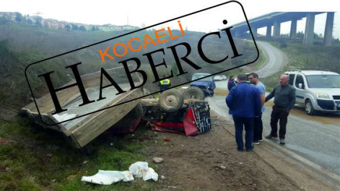 Traktör Minibüse çarptı