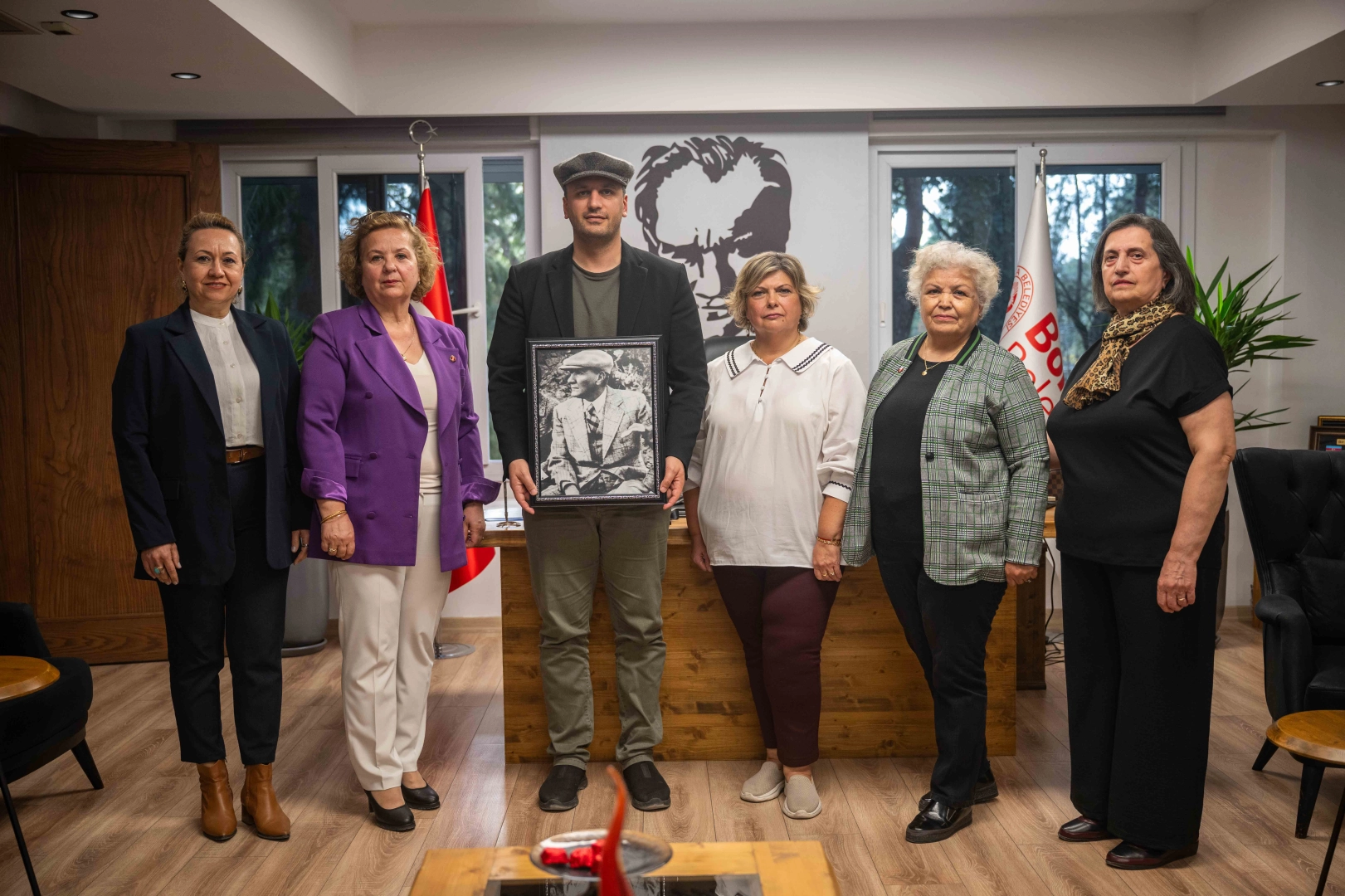 Türk Kadınlar Birliği'nden Başkan Eşki'ye tarihi sürpriz Türk Kadınlar Birliği'nden Başkan Eşki'ye tarihi sürpriz