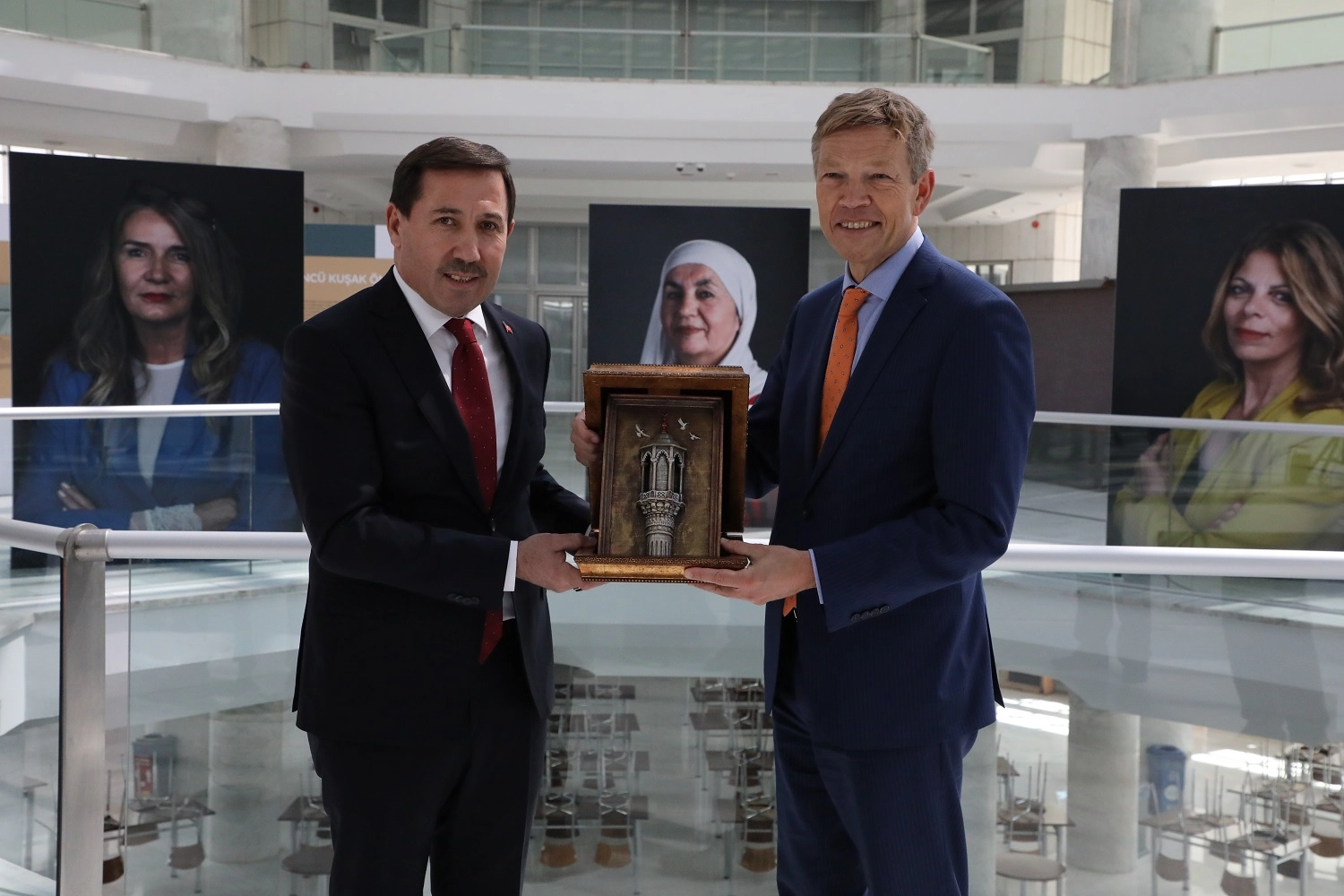 “Türkiye’nin Kadın Öncüleri” sergisi Mevlana Kültür Merkezi’nde sanatseverlerle buluştu