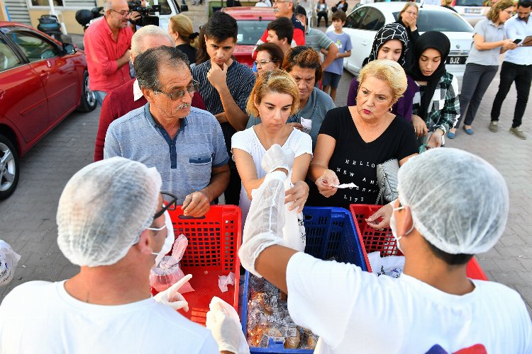 Ucuz besin mahalle halkının ayağına gidiyor