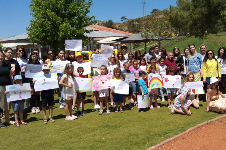 Ukraynalı ve Türk çocuklar Anneler Günü'nde barışı resmetti 