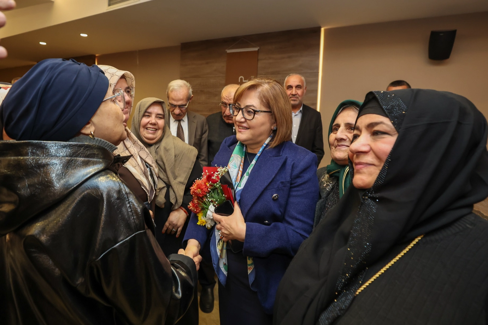 Umreden dönen ikinci kafile başkan Fatma Şahin ile buluştu