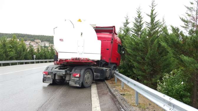 Un yüklü tanker bariyerlere çarparak durdu