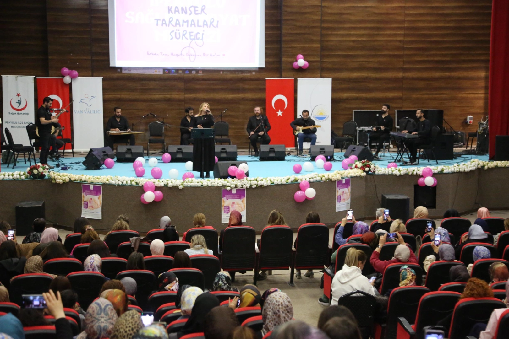 Van Büyükşehir Belediyesi'nden meme kanseri farkındalığına destek Van Büyükşehir Belediyesi'nden meme kanseri farkındalığına destek