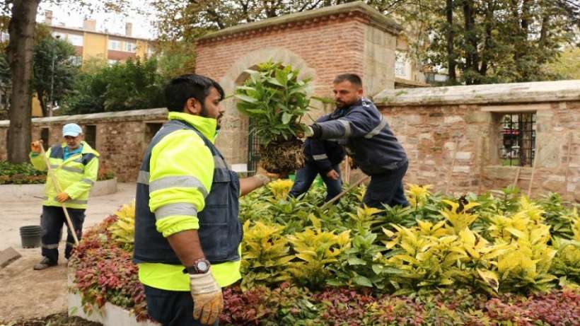 Kocaelide yenilenen ve yeşillenen Yeni Cuma avlusu
