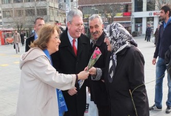 Yılmaz’dan sevgililer günü karanfili