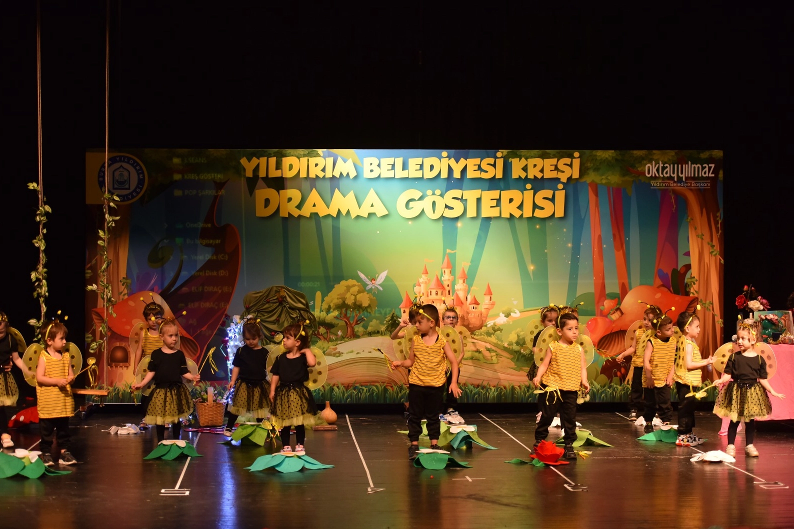 Yıldırımlı miniklerin mezuniyet sevinci Yıldırımlı miniklerin mezuniyet sevinci