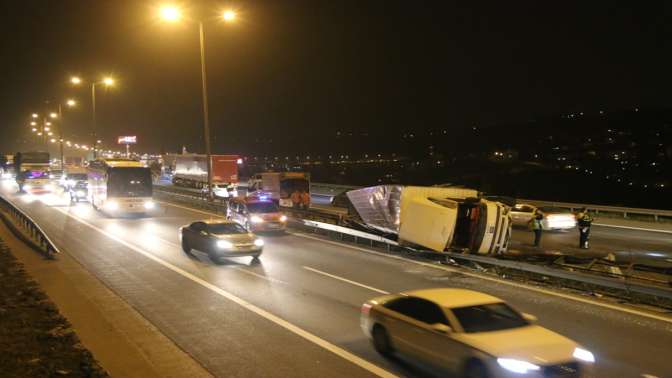 Yolcu otobüsünün çarptığı kamyon devrildi