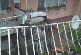 Yoldan Çıkan Otomobil Evin Balkonuna Dayandı