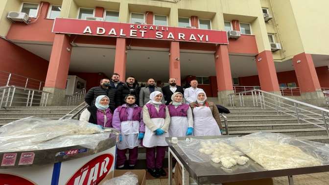 Yorumlara kızdı, pişmaniye dağıttı