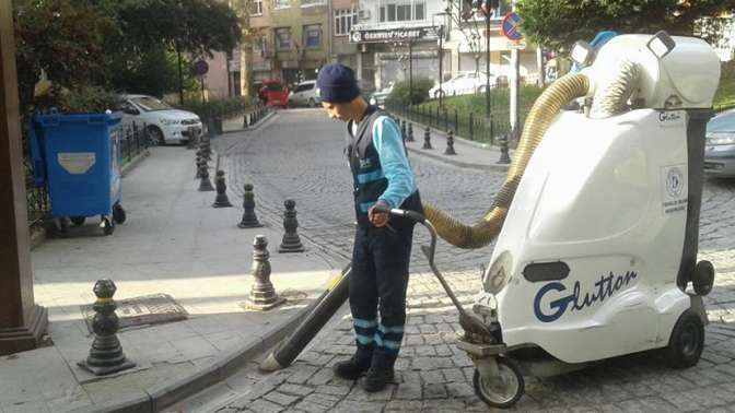 Yüzlerce sokakta süpürge hizmeti