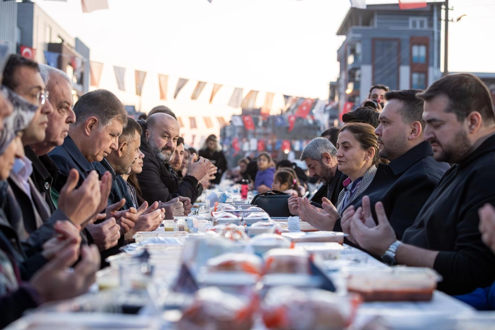 İzmir Çamdibi’nde binlerce kişilik iftar sofrası
