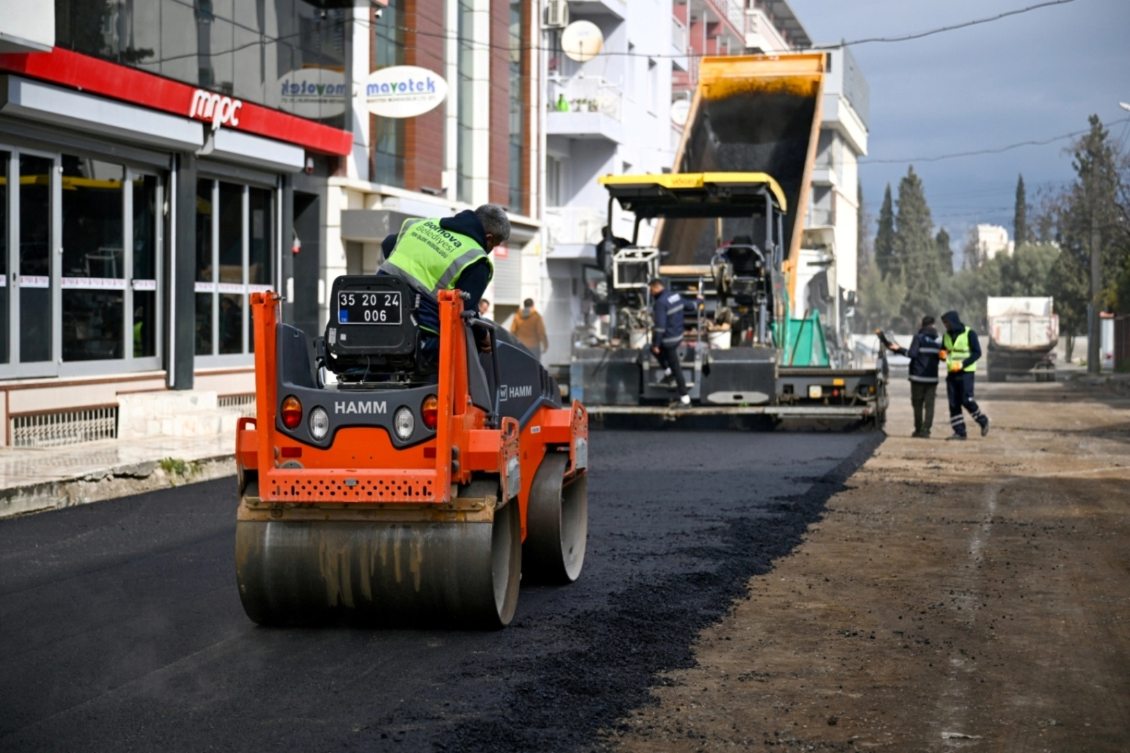İzmir Bornova’da yol seferberliği