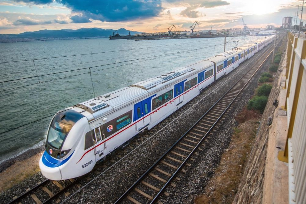 İzmir Büyükşehir'den Tugay’dan TCDD’ye sert çıkış: Ray kirasını sıfırlayın, 90 dakikayı hemen getireyim