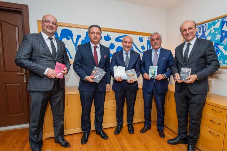 İzmir'de 'her mahalleye bir kütüphane' kampanyasına destek sürüyor