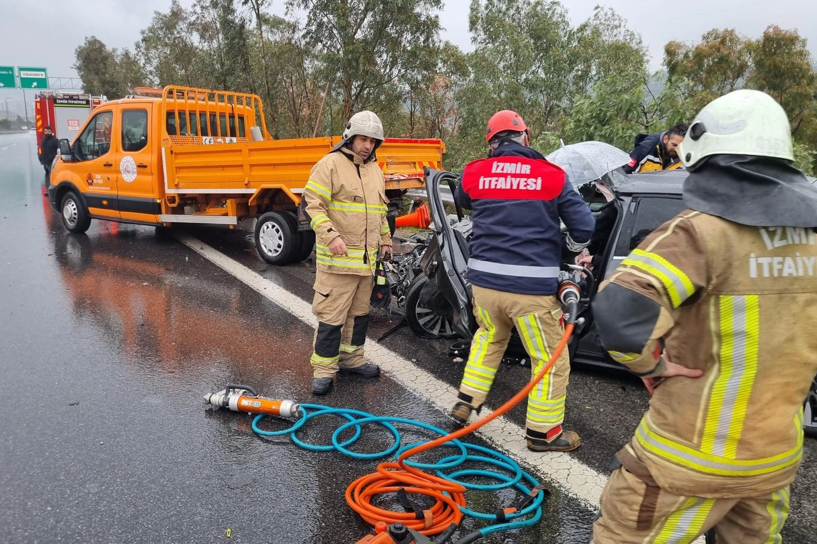 İzmir'de zincirleme trafik kazasına itfaiyeden hızlı müdahale