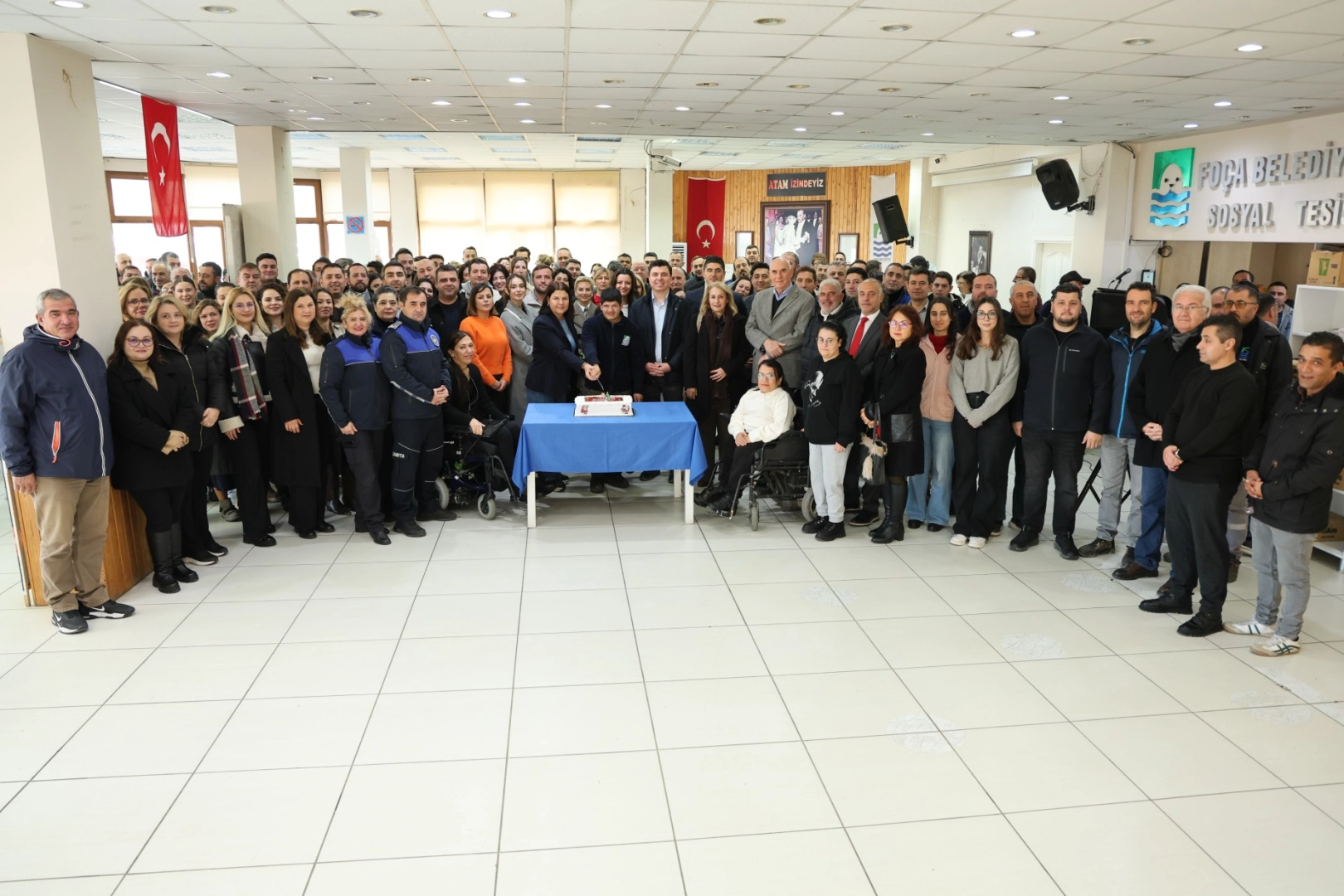 İzmir Foça’da belediye personeli yeni yılı kutladı