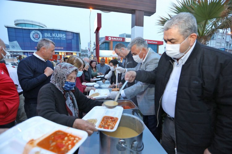 İzmir Güzelbahçe'de iftar yemeği verildi