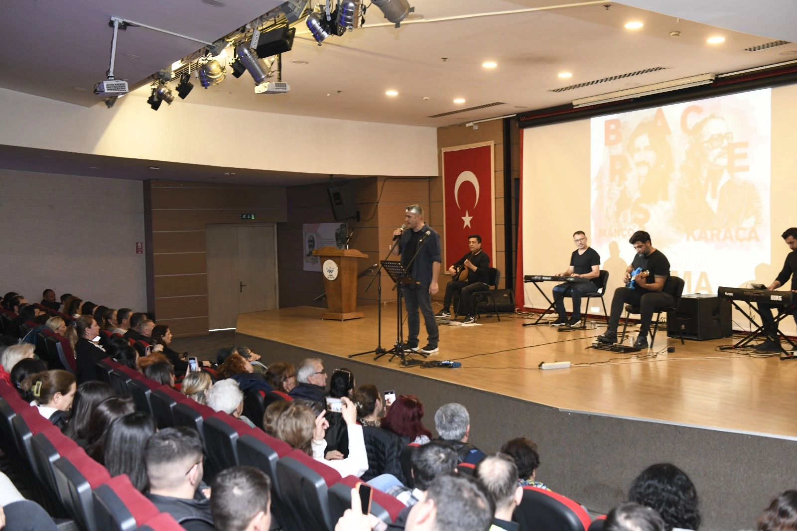 İzmir Çiğli’de Barış Manço ve Cem Karaca şarkılarıyla anıldı
