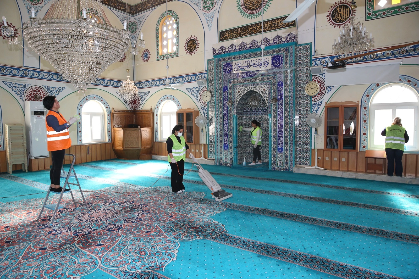 İzmir Çiğli’de bayram öncesi temizlik seferberliği