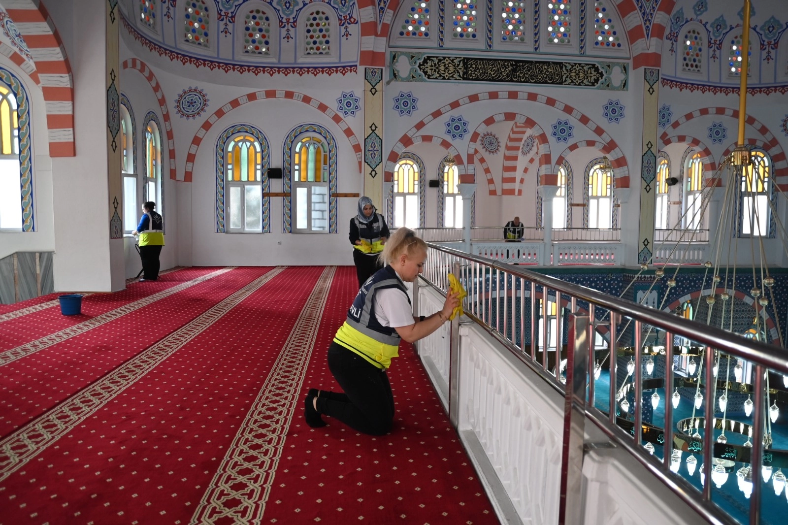 İzmir Karabağlar’da camilere ramazan temizliği