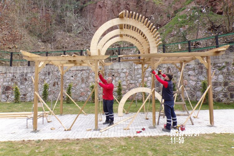 İzmit Belediyesi Cedit’e kazandırdığı parkta son dokunuşları yapıyor