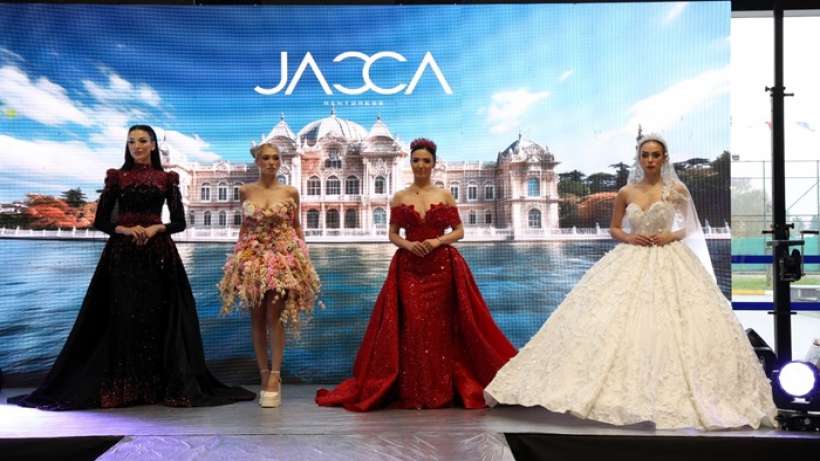 Evlilik Fuarı'nda gelinlik defilesi