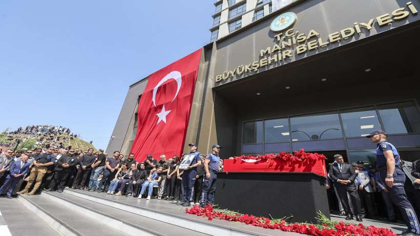 Uçan Kuşlar Bile Anısına Saygıyla Semalarda Ağladı Manisa Ferdi Başkanını Son Yolculuğuna Uğurladı